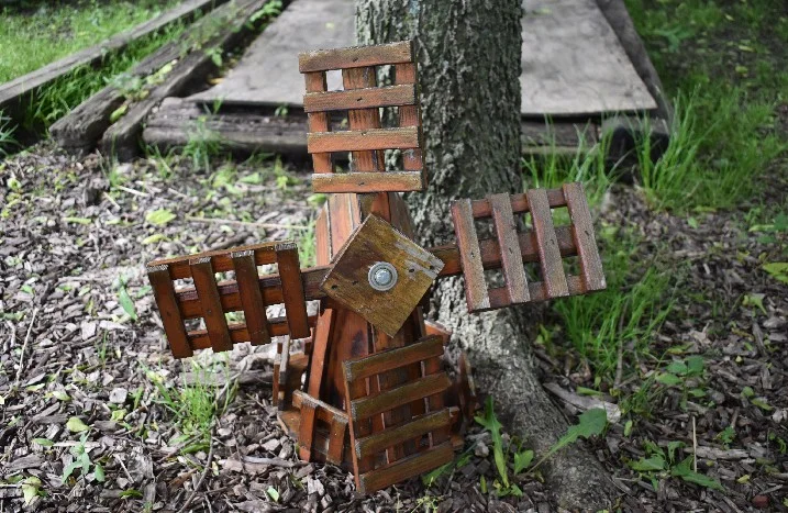 Windrad aus Holz im Garten